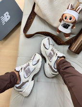 Carregar imagem no visualizador da galeria, New Balance 530 – Off &amp;Café
