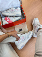 Carregar imagem no visualizador da galeria, Tênis New Balance 550 - Branco/Rosa
