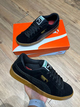 Carregar imagem no visualizador da galeria, Puma Suede V-2 / Preto Solado Caramelo
