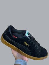 Carregar imagem no visualizador da galeria, Puma Suede V-2 / Preto Solado Caramelo
