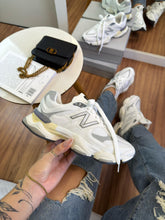 Carregar imagem no visualizador da galeria, New Balance 9060 - Branco/Cinza
