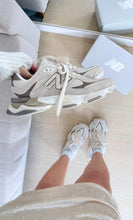 Carregar imagem no visualizador da galeria, New Balance 9060 – Cinza/Marrom
