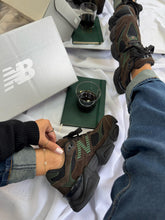 Carregar imagem no visualizador da galeria, New Balance 9060 - Marrom/Verde
