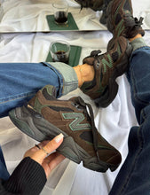 Carregar imagem no visualizador da galeria, New Balance 9060 - Marrom/Verde
