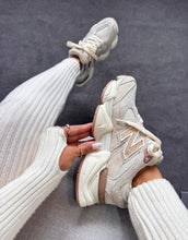 Carregar imagem no visualizador da galeria, New Balance 9060 – Bege/Caramelo
