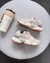 Carregar imagem no visualizador da galeria, New Balance 9060 – Bege/Caramelo
