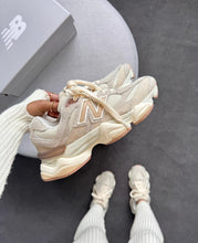 Carregar imagem no visualizador da galeria, New Balance 9060 – Bege/Caramelo
