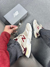 Carregar imagem no visualizador da galeria, New Balance 9060 - Linen Burgundy

