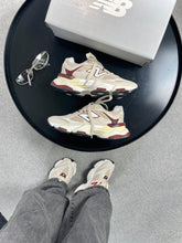 Carregar imagem no visualizador da galeria, New Balance 9060 - Linen Burgundy
