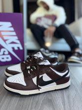 Carregar imagem no visualizador da galeria, Nike SB Dunk Low – Marrom &amp; Preto
