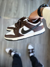 Carregar imagem no visualizador da galeria, Nike SB Dunk Low – Marrom &amp; Preto
