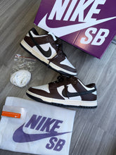Carregar imagem no visualizador da galeria, Nike SB Dunk Low – Marrom &amp; Preto
