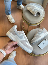 Carregar imagem no visualizador da galeria, Nike Air Force 1 - Gelo/Cinza
