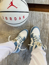 Carregar imagem no visualizador da galeria, Tênis Nike Jordan 1 - Jeans
