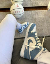 Carregar imagem no visualizador da galeria, Tênis Nike Jordan 1 - Jeans
