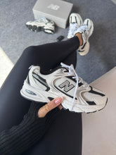 Carregar imagem no visualizador da galeria, New Balance 530 – Branco &amp; Preto
