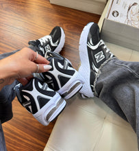 Carregar imagem no visualizador da galeria, New Balance 530 – Preto &amp; Branco
