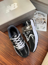 Carregar imagem no visualizador da galeria, New Balance 530 – Preto &amp; Branco
