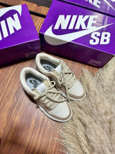 Carregar imagem no visualizador da galeria, Tênis Nike Dunk Low - Creme Camurça

