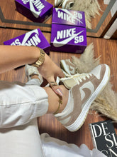 Carregar imagem no visualizador da galeria, Tênis Nike Dunk Low - Creme Camurça
