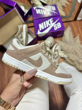 Carregar imagem no visualizador da galeria, Tênis Nike Dunk Low - Creme Camurça
