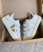 Carregar imagem no visualizador da galeria, Tênis Vert Velcro - Branco/Dourado
