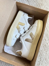 Carregar imagem no visualizador da galeria, Tênis Vert Velcro - Branco/Dourado
