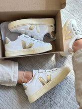 Carregar imagem no visualizador da galeria, Tênis Vert Velcro - Branco/Dourado
