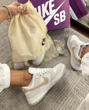 Carregar imagem no visualizador da galeria, Tênis Nike Dunk Low  - Gliter
