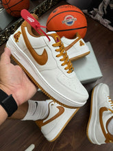 Carregar imagem no visualizador da galeria, Tênis Air Force 1- Lakers/Mostarda
