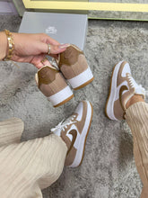 Carregar imagem no visualizador da galeria, Tenis Nike Air Force 1 Low Caramelo Camurça
