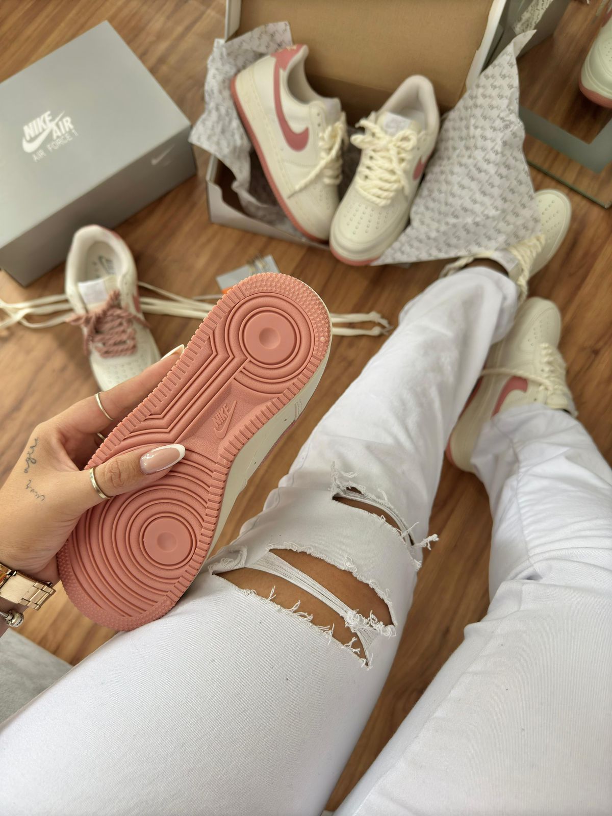 Tênis Nike Air  Force - Off White/Rosa