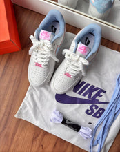 Carregar imagem no visualizador da galeria, Tênis Nike Air Force com Swoosh Azul
