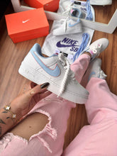 Carregar imagem no visualizador da galeria, Tênis Nike Air Force com Swoosh Azul
