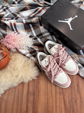 Carregar imagem no visualizador da galeria, Tênis Air Jordan Low - Rose/Café
