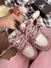 Carregar imagem no visualizador da galeria, Tênis Air Jordan Low - Rose/Café

