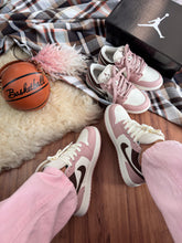 Carregar imagem no visualizador da galeria, Tênis Air Jordan Low - Rose/Café
