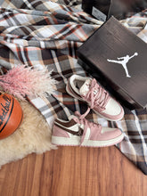 Carregar imagem no visualizador da galeria, Tênis Air Jordan Low - Rose/Café

