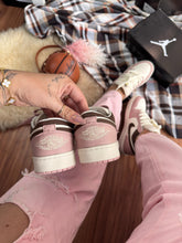 Carregar imagem no visualizador da galeria, Tênis Air Jordan Low - Rose/Café
