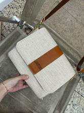 Carregar imagem no visualizador da galeria, Bolsa Arezzo Palha – Caramelo
