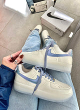 Carregar imagem no visualizador da galeria, Nike Air Force 1 “Azul Metálico”
