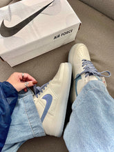 Carregar imagem no visualizador da galeria, Nike Air Force 1 “Azul Metálico”
