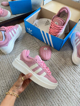 Carregar imagem no visualizador da galeria, Tênis Adidas Bad Bunny X Campus - Rosa
