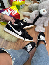 Carregar imagem no visualizador da galeria, Tênis Dunk Low Teddy Bear – Preto
