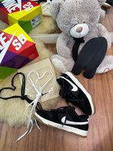 Carregar imagem no visualizador da galeria, Tênis Dunk Low Teddy Bear – Preto
