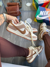 Carregar imagem no visualizador da galeria, Tênis Dunk Low - Off White/Caramelo
