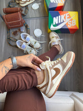 Carregar imagem no visualizador da galeria, Tênis Dunk Low - Off White/Caramelo
