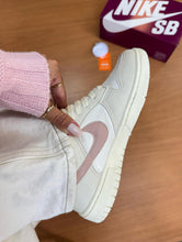 Carregar imagem no visualizador da galeria, Tênis Dunk Low - Cinza/Rose
