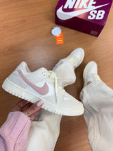 Carregar imagem no visualizador da galeria, Tênis Dunk Low - Cinza/Rose
