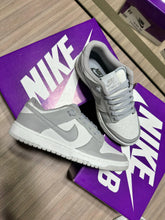Carregar imagem no visualizador da galeria, Tênis Nike Dunk Low - Cinza
